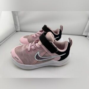 Nike Toddler Pink and Black Lightweight Sneakers Size 7C